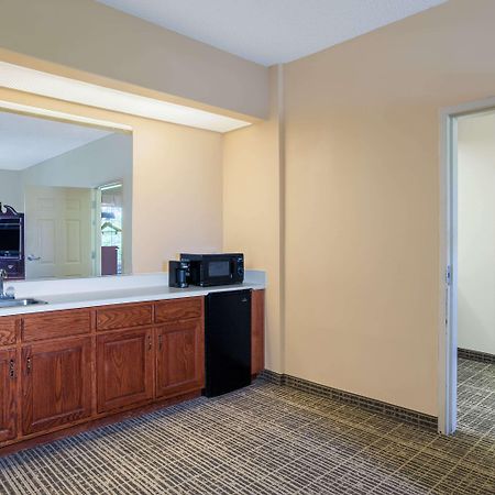 Baymont By Wyndham Lafayette Airport Hotel Buitenkant foto