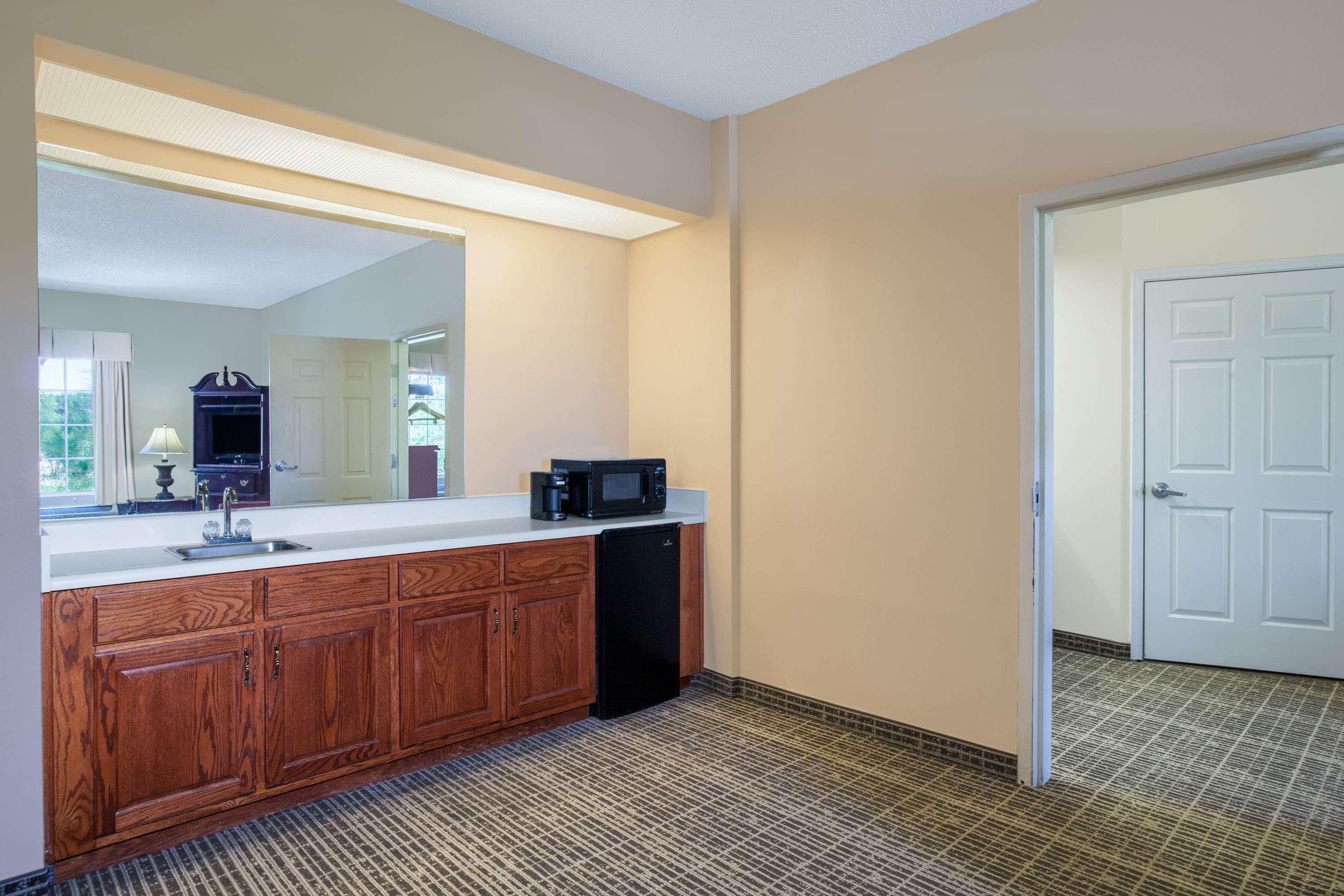 Baymont By Wyndham Lafayette Airport Hotel Buitenkant foto