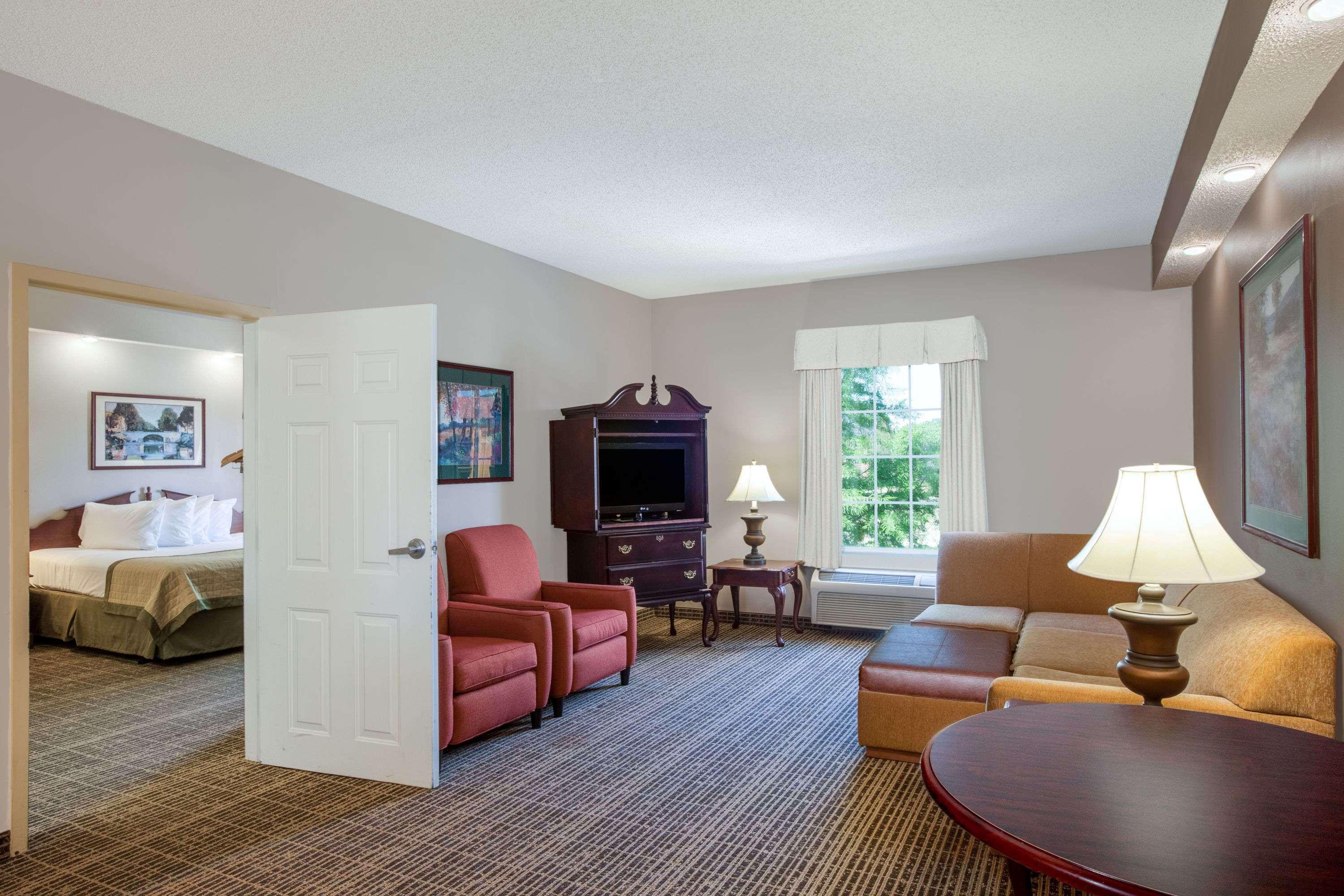 Baymont By Wyndham Lafayette Airport Hotel Buitenkant foto