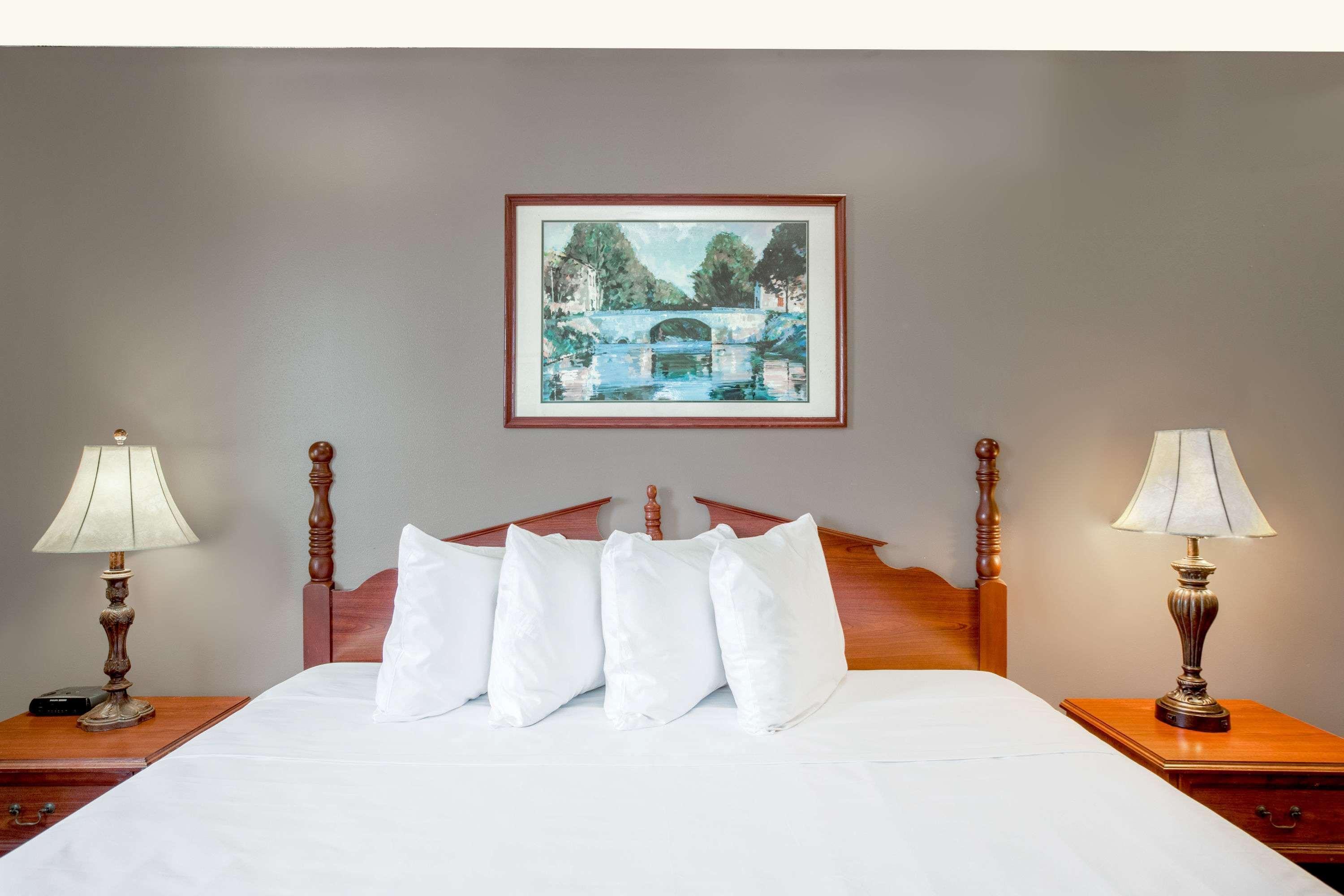 Baymont By Wyndham Lafayette Airport Hotel Buitenkant foto