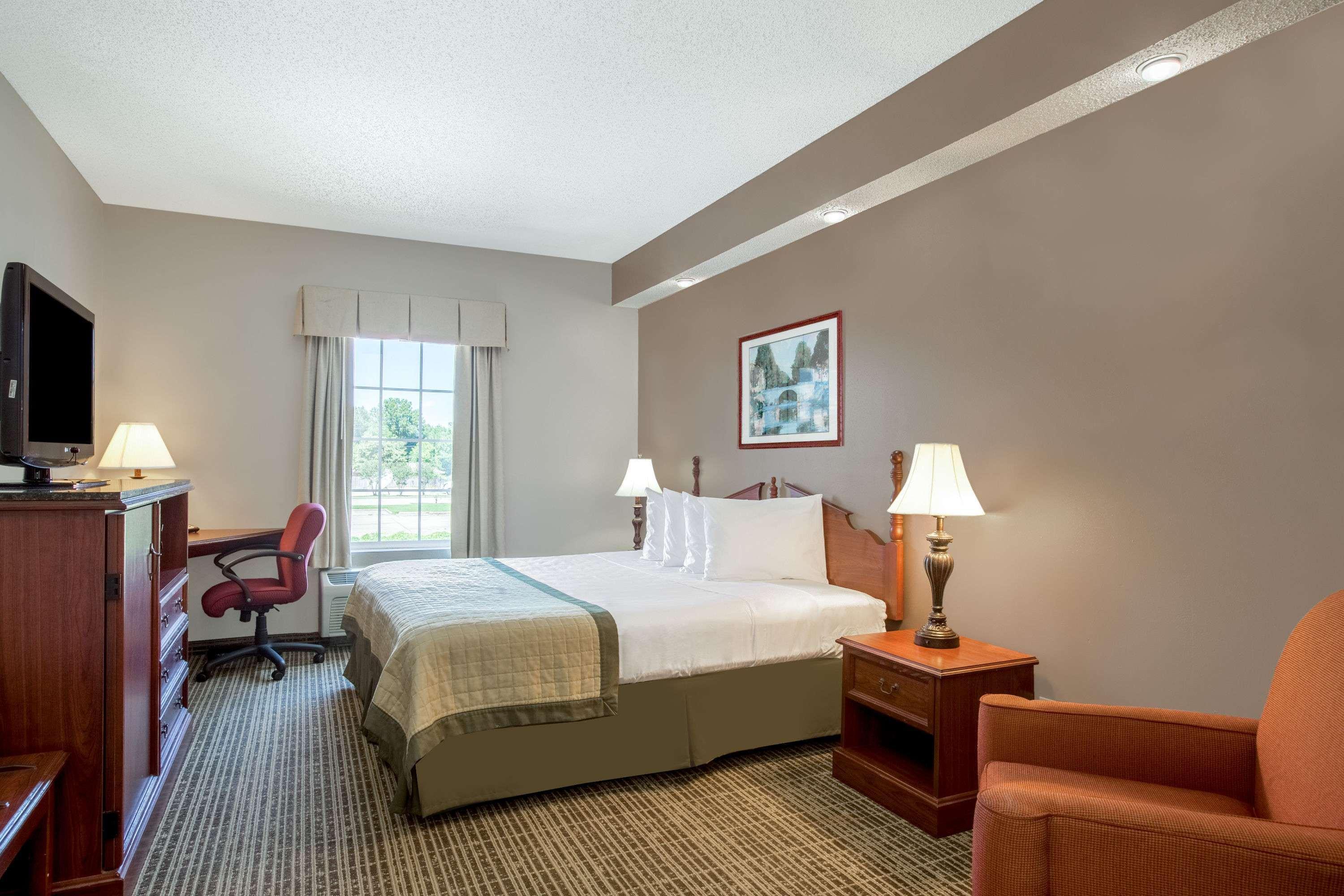 Baymont By Wyndham Lafayette Airport Hotel Buitenkant foto