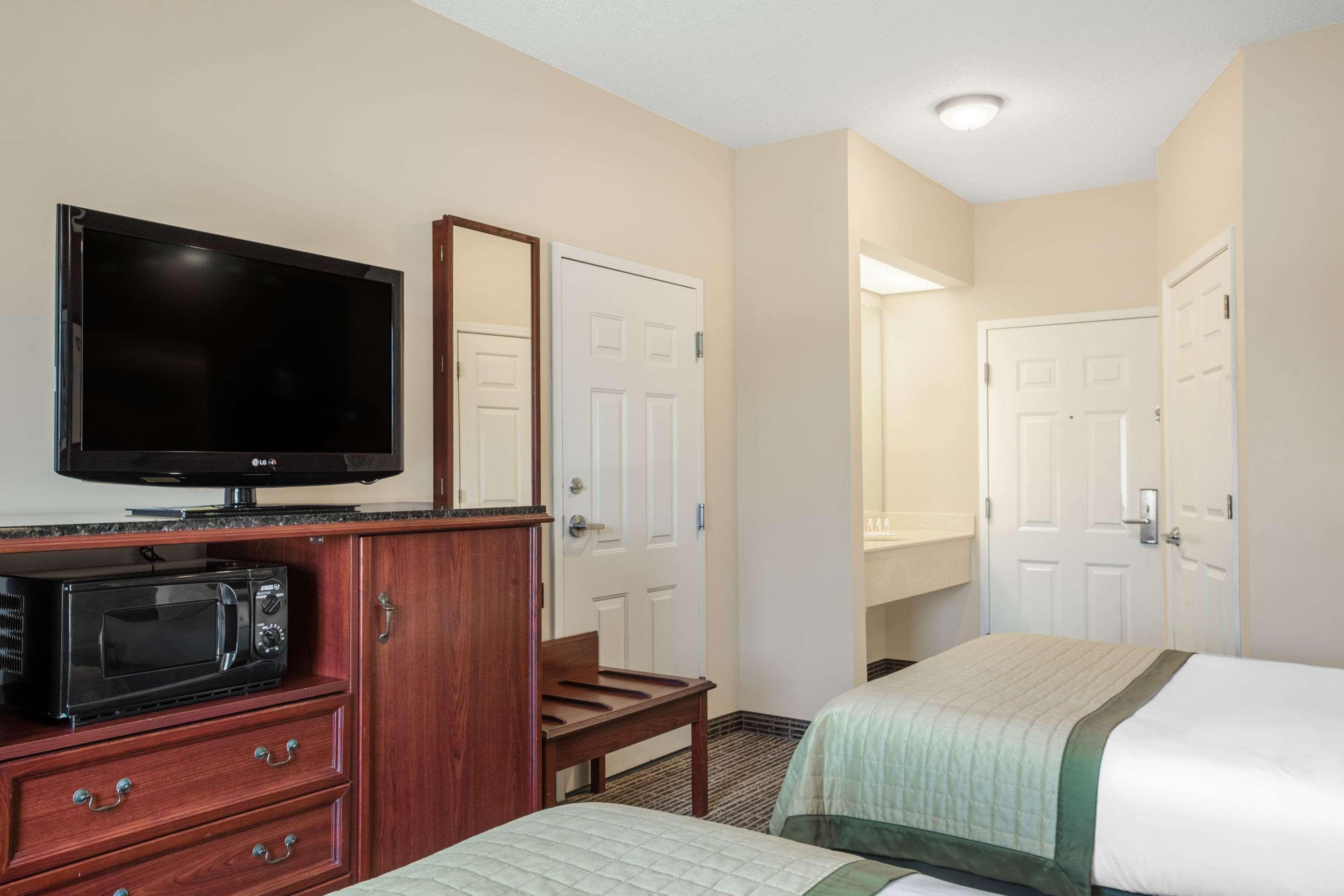 Baymont By Wyndham Lafayette Airport Hotel Buitenkant foto