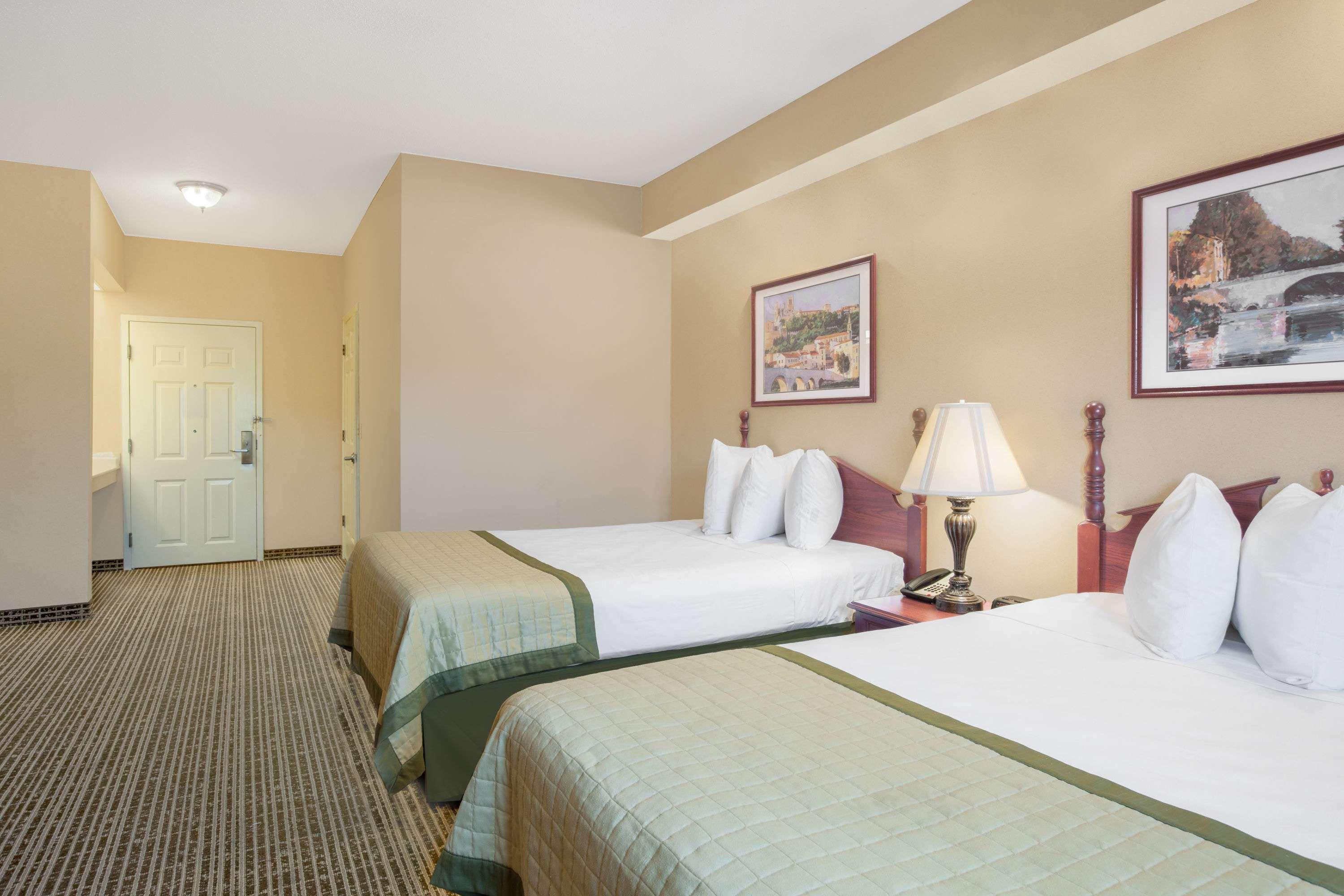 Baymont By Wyndham Lafayette Airport Hotel Buitenkant foto
