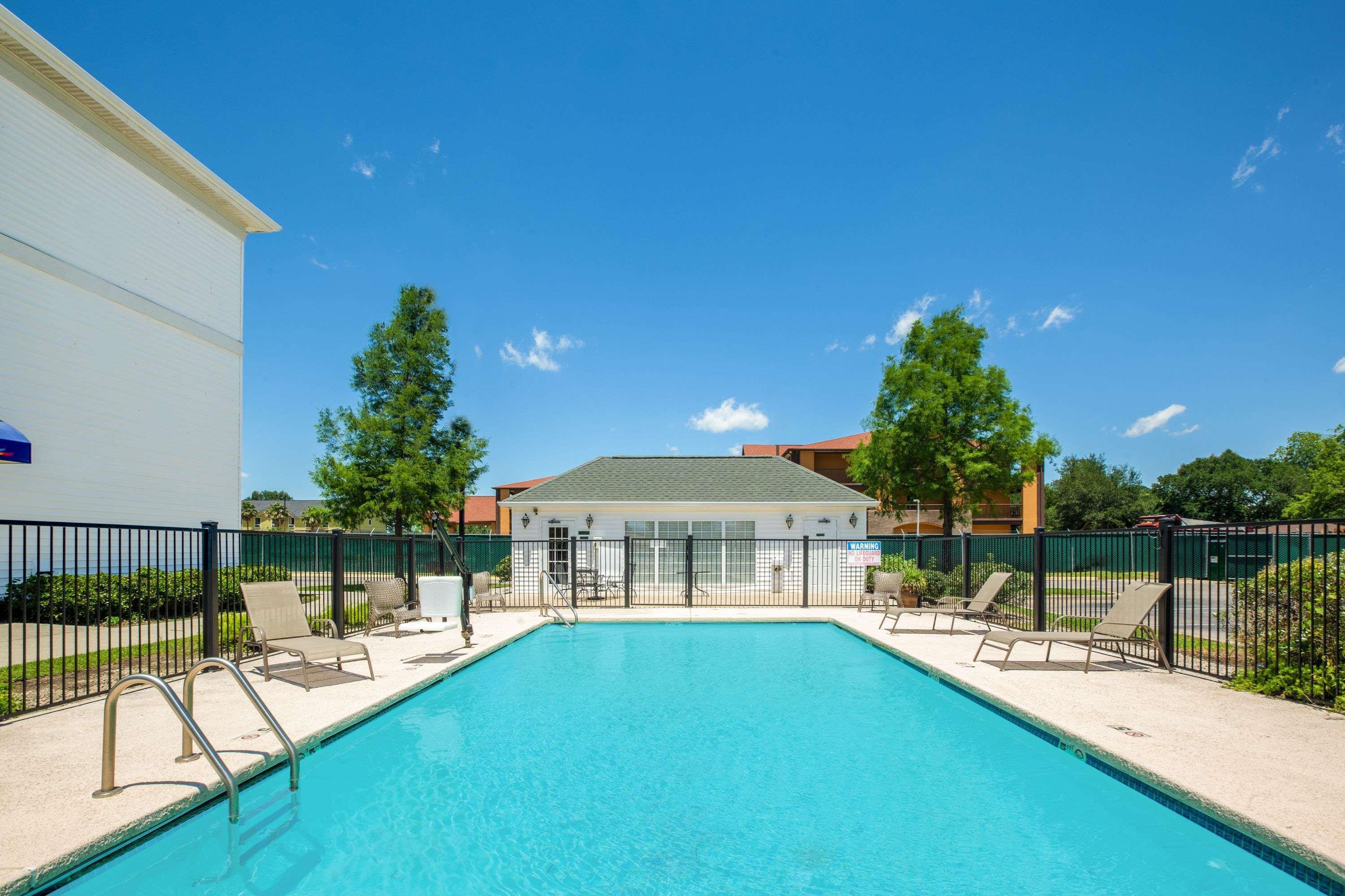 Baymont By Wyndham Lafayette Airport Hotel Buitenkant foto